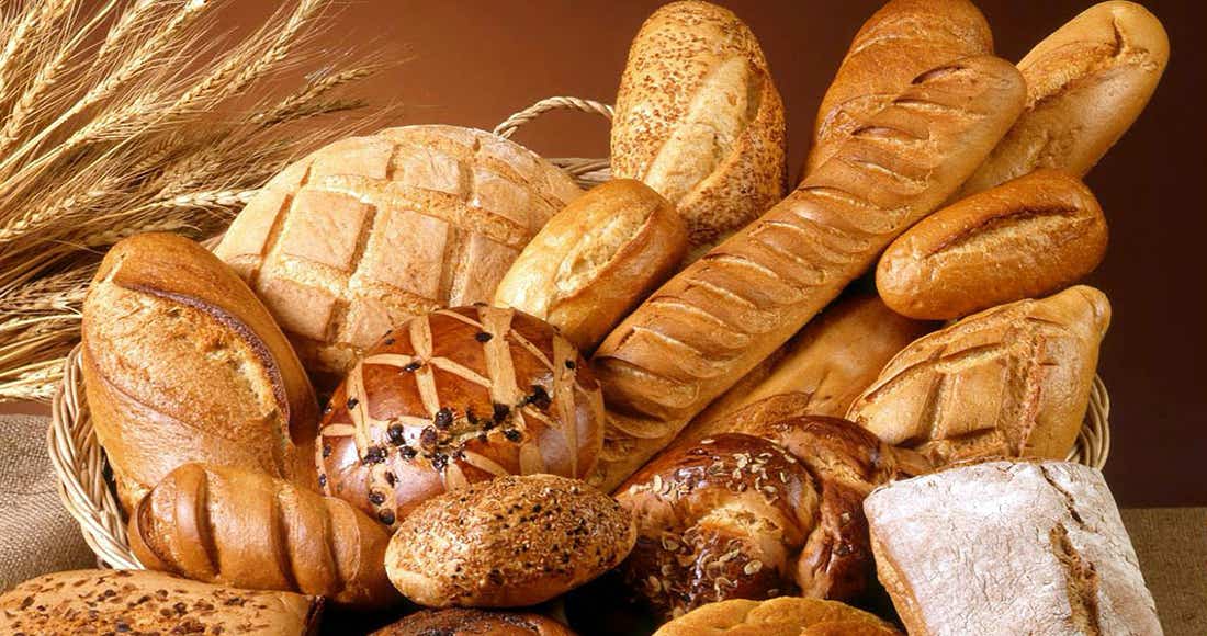 Brood en banket verpakkingen. Of het nu gaat om knapperig brood, verfijnd gebak, taarten of andere zoete en hartige lekkernijen, wij bieden hoogwaardige verpakkingsoplossingen die uw producten beschermen en een professionele uitstraling geven. Onze verpakkingen zijn stevig, lekvrij en ontworpen om bakkersproducten veilig te transporteren zonder kwaliteitsverlies.